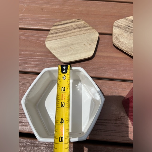 Set of two ceramic hexagon storage containers with wood lids with gasket - Picture 14 of 16